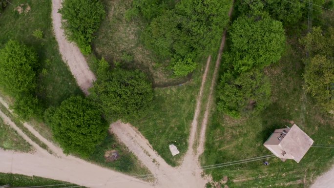 这是一架无人机在Tsarichina Hole村庄上空飞行的画面，这是保加利亚一个偏远的社区，以一些