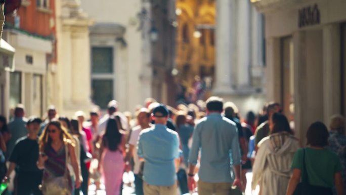阳光明媚的时候，意大利威尼斯市拥挤的游客在散步和购物