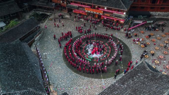 在苗族新年期间，苗族人在苗寨跳芦笙舞