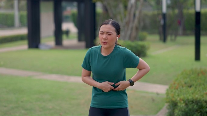 一名亚洲妇女在公园运动时得了心绞痛。