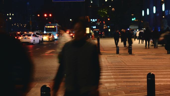 市区夜晚人流街道路口