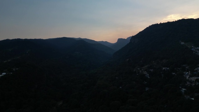 夕阳下印度印多尔山腰村庄的航拍画面