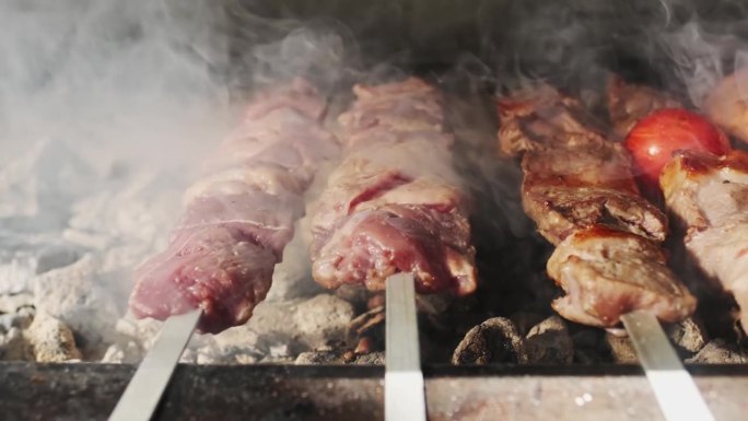 鸡肉、肉和肝串是用木炭在露天烤架上煎的