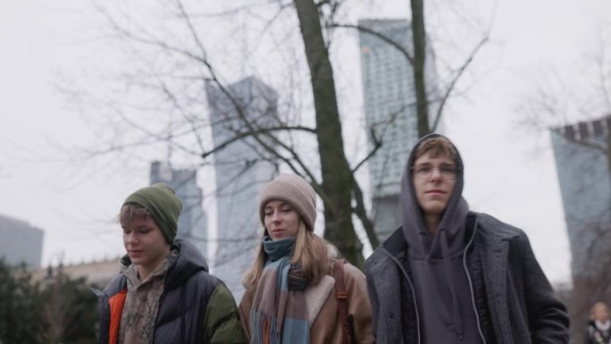 在一个阴沉沉的冬日，十几岁的孩子走在华沙市中心