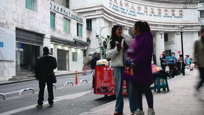 人群穿梭城市街区