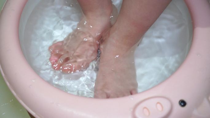 孩子洗脚 小脚丫 小脚 洗脚 小孩子