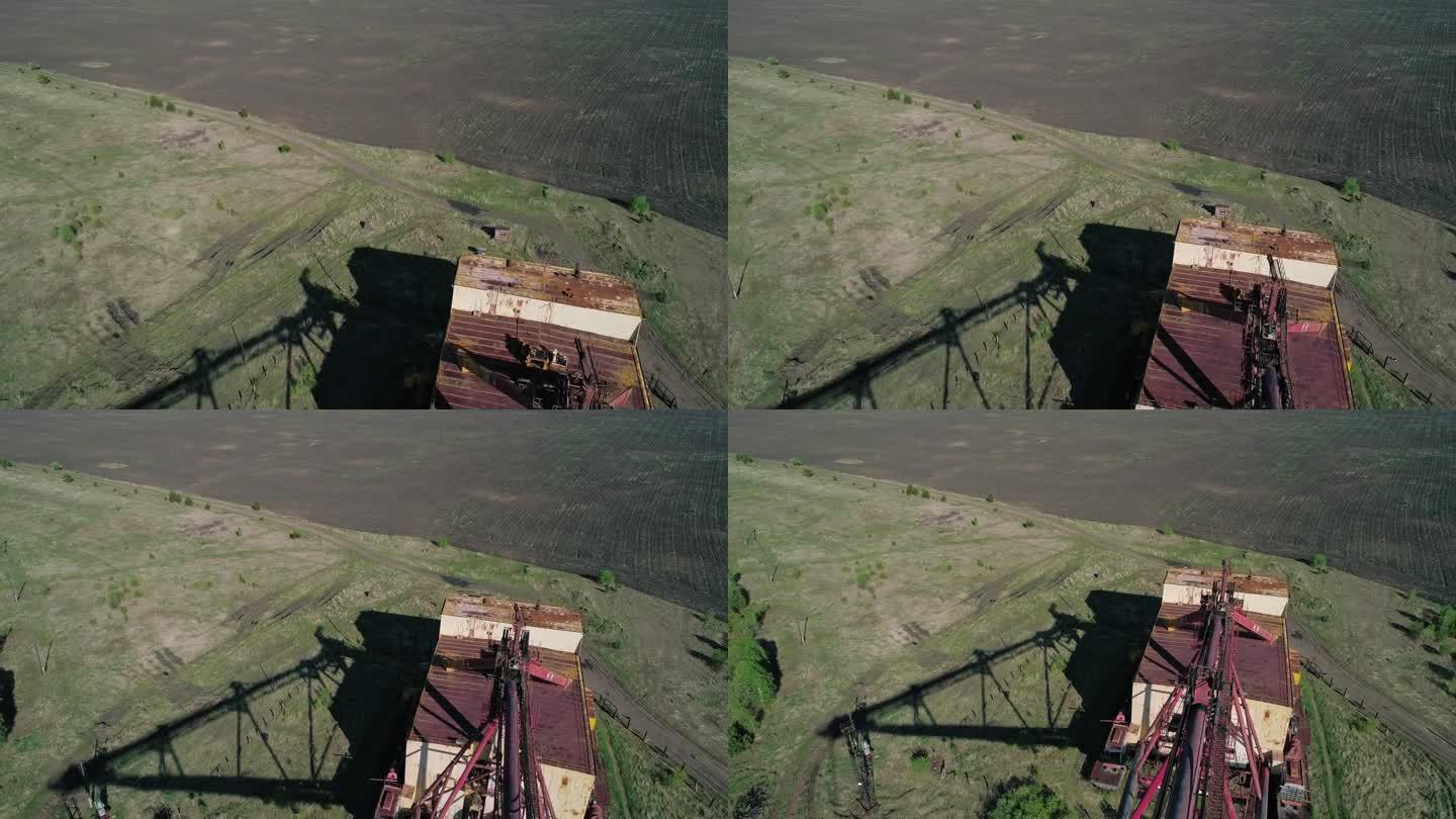 鸟瞰图，一辆被遗弃的生锈的步行挖掘机在农村的某个地方。特写镜头