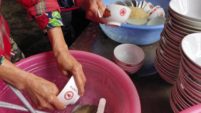 农村厨房女工手洗饭碗实拍手工洗碗 洗碗间