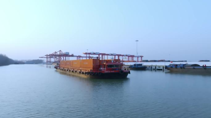 港口码头集装箱船只出航