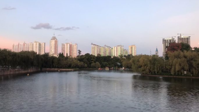 现代城市建筑的夕阳