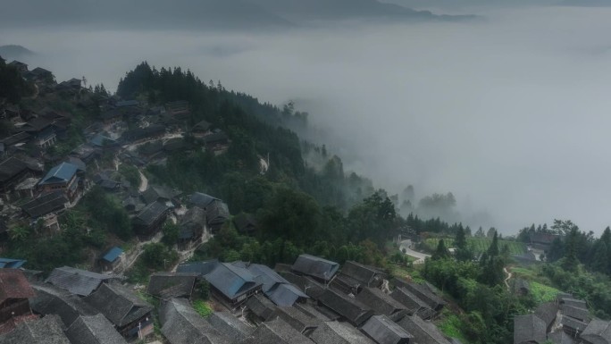 云雾之上是一个很大的苗族村庄
