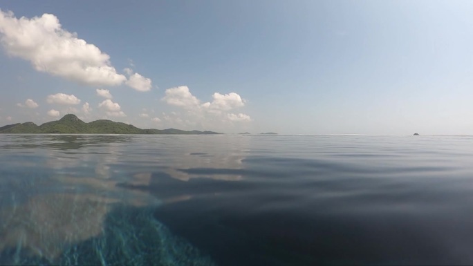 夏季室外游泳池的水波面，天空中有云的运动场景