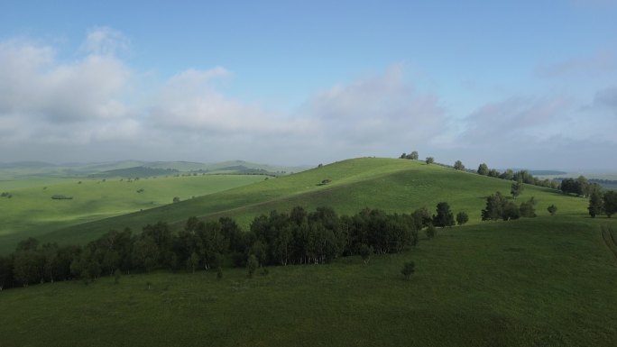 漂亮的内蒙草原迎着晨光翻越一座座山丘