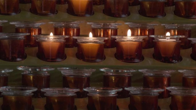 几支小蜡烛在燃烧，一个特写视频。