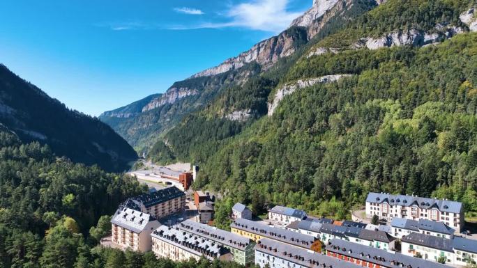 航班上升揭示Canfranc西班牙高山村庄在风景秀丽的夏天