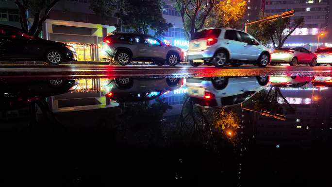 雨过天晴的夜晚街景