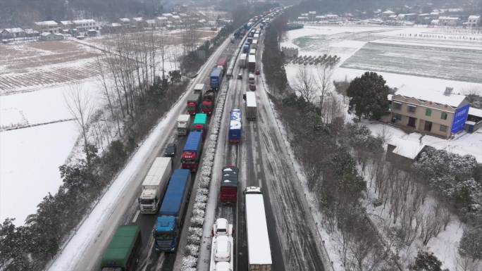 春节返乡大雪封路高速堵车实拍