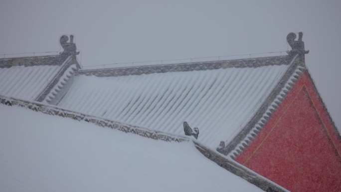 冬天，雪落在中国的屋檐和古建筑上
