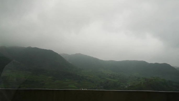 车窗外风景雨后雾天山色