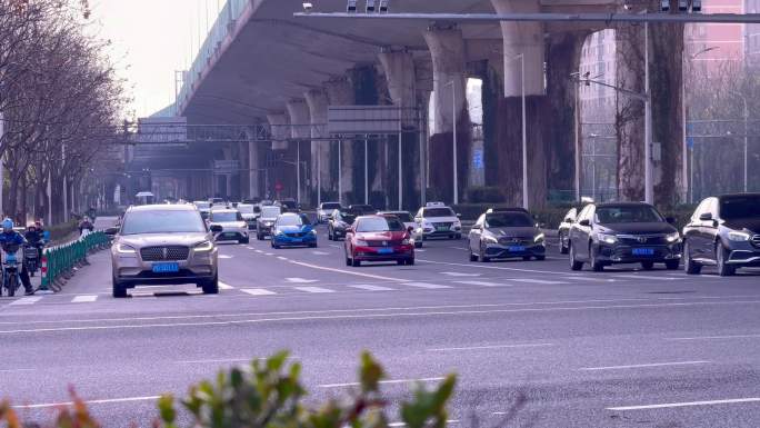 浦东三林交通车流上班高峰汽车十字路口