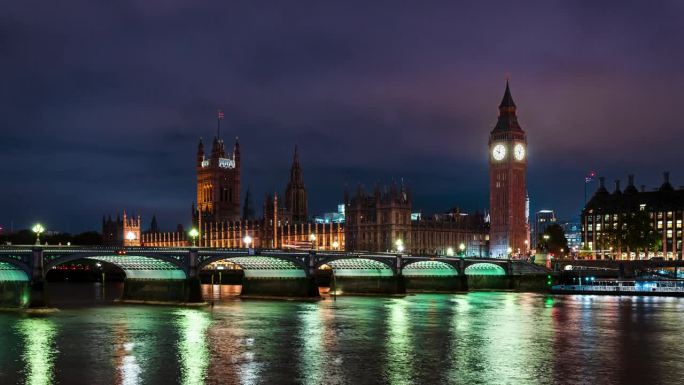 英国伦敦，大本钟和韦斯特米斯特大桥的夜景。