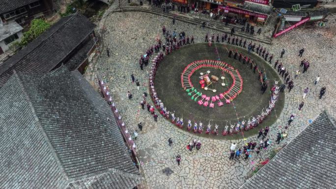 在苗族新年期间，苗族人在苗寨跳芦笙舞