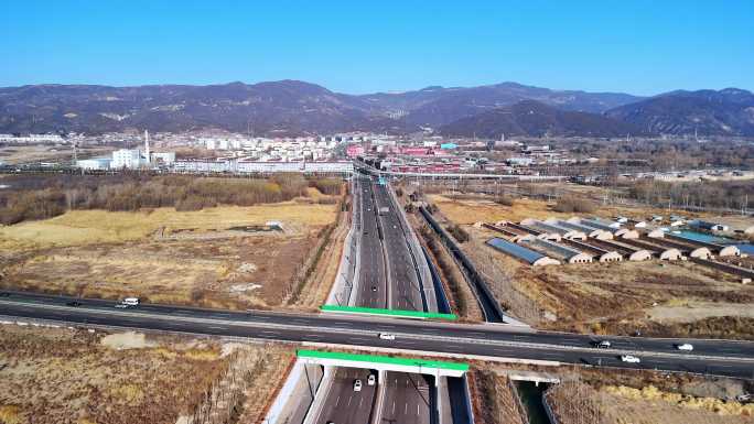 航拍山西太原天龙山路从汾河到网红桥