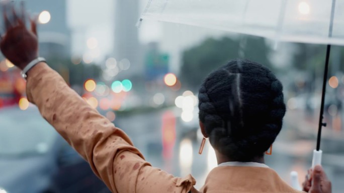 女人，在城市打出租车和雨伞，旅行和保险在雨中户外与后视图。冬季通勤、上班、出差，安全出行，在城市街道