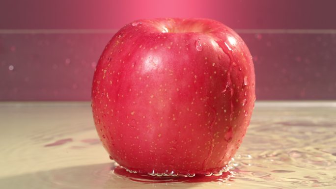 水果 水落到苹果上激起水花高清实拍 升格