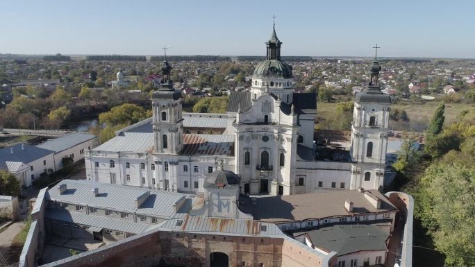 乌克兰日托米尔州历史名城别尔季切夫的裸加尔默罗修道院的无人机飞越镜头。乌克兰各地的旅游目的地