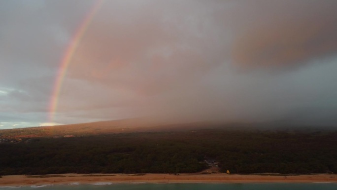 电影慢航拍的彩虹在美丽的南毛伊岛海滩，毛伊县，夏威夷。夏威夷毛伊岛的南部海岸。美国太平洋海岸线