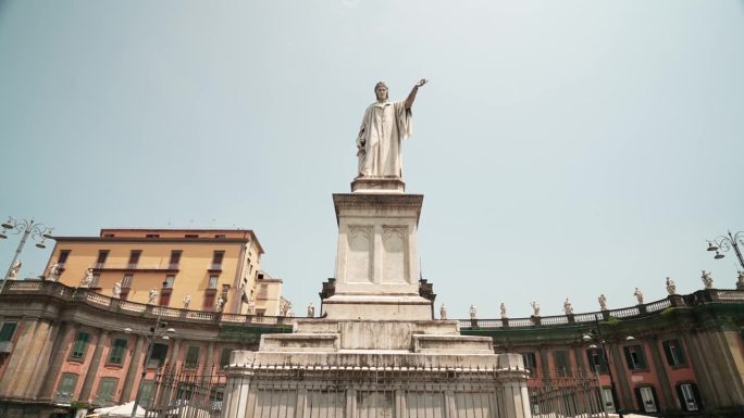 但丁广场，但丁广场，书店和传统宫殿在意大利那不勒斯的历史中心
