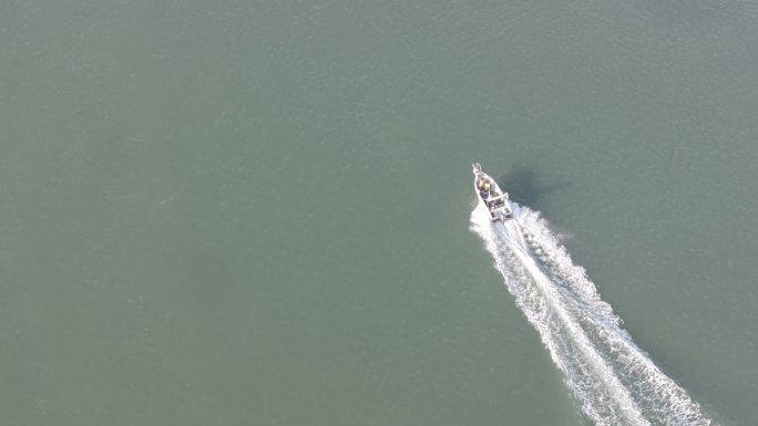 航拍威海双岛湾海面上行驶的快艇
