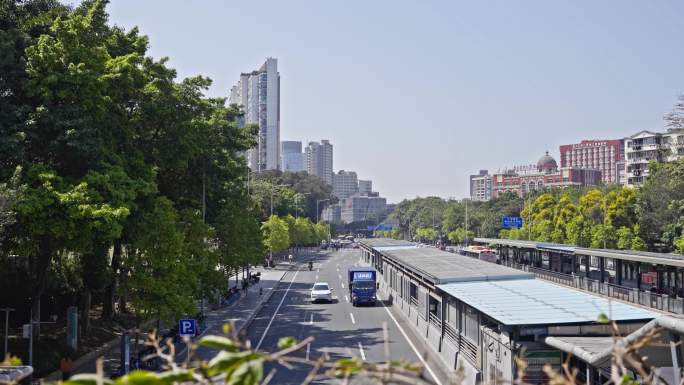 4K实拍春天广州天河中山大道BRT的车流