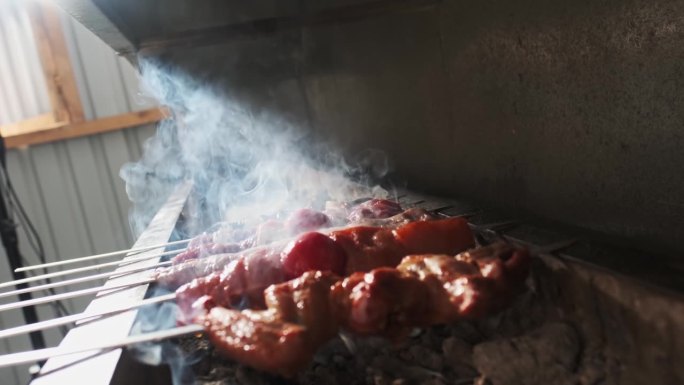鸡肉、肉和肝串是用木炭在露天烤架上煎的