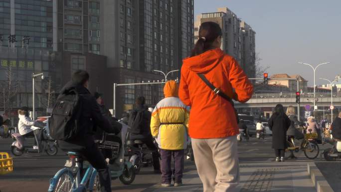 早高峰骑行进地铁生活压力骑车行色匆匆行人