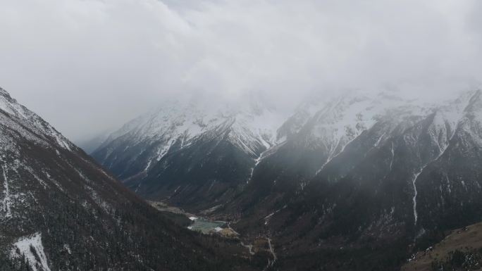 四川阿坝四姑娘山雪山云雾缭绕