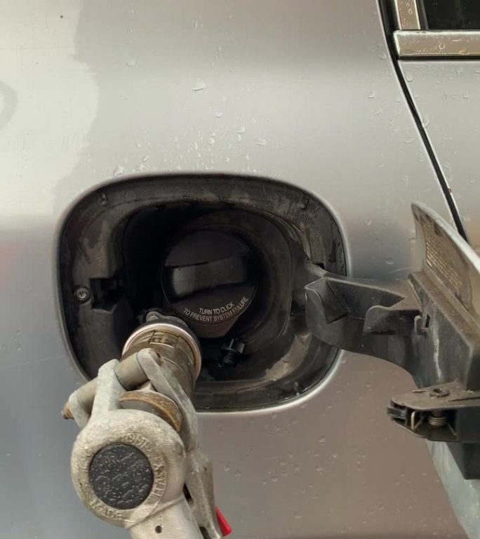 加油站给汽车加液化石油气
