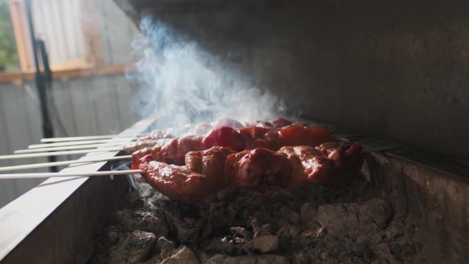 鸡肉、肉和肝串是用木炭在露天烤架上煎的