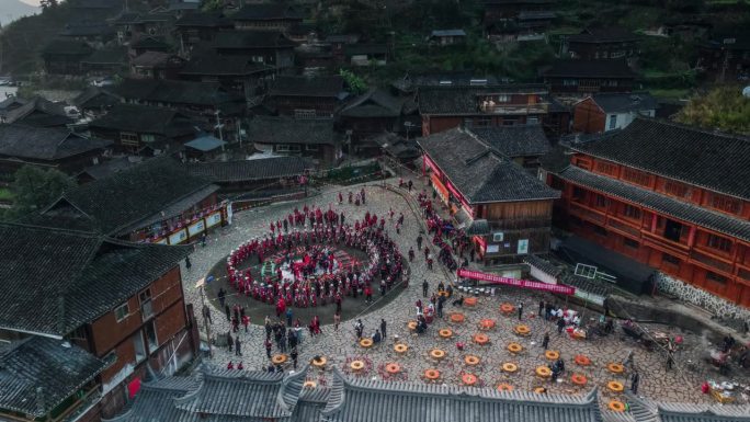 在苗族新年期间，苗族人在苗寨跳芦笙舞