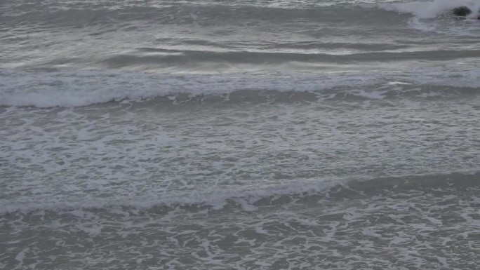 莱里奇附近的阿祖拉海滩遭遇强烈风暴