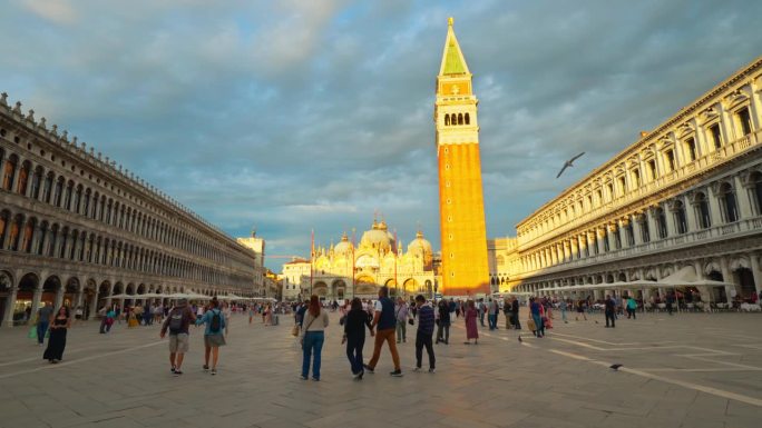 意大利威尼斯圣马可广场上的圣马可大教堂与游客散步和观光景点的慢动作镜头