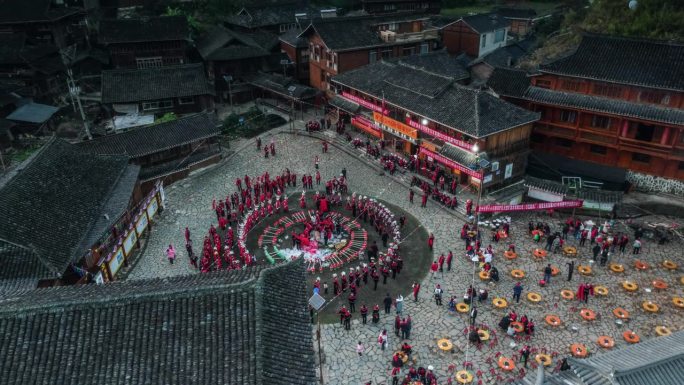 在苗族新年期间，苗族人在苗寨跳芦笙舞