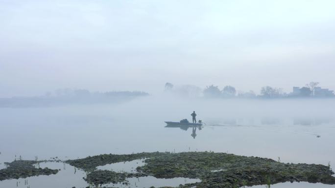 早起小河中的晨雾