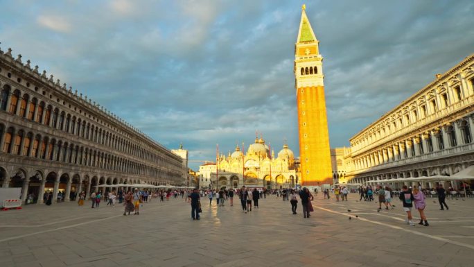 意大利威尼斯圣马可广场上的圣马可大教堂(Basilica di San Marco)，游客熙熙攘攘，