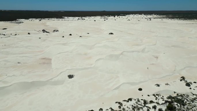 鸟瞰沙丘在澳大利亚西部的白色沙滩