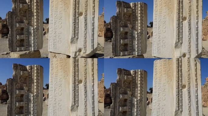 在突尼斯迦太基的蓝天下，刻有雕刻的古罗马圆柱遗迹
