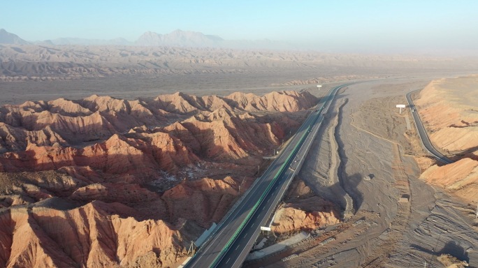 新疆 阿乌高速和壮观地貌   航拍