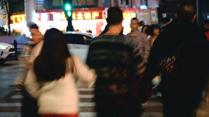 夜晚人流街道路口红绿灯