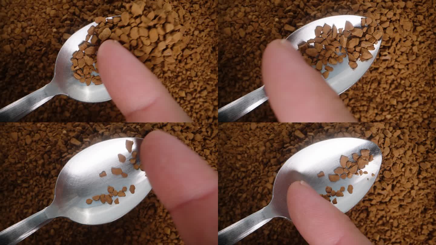 手指拂去可溶的咖啡颗粒，俯视图的背景是众多的颗粒。
